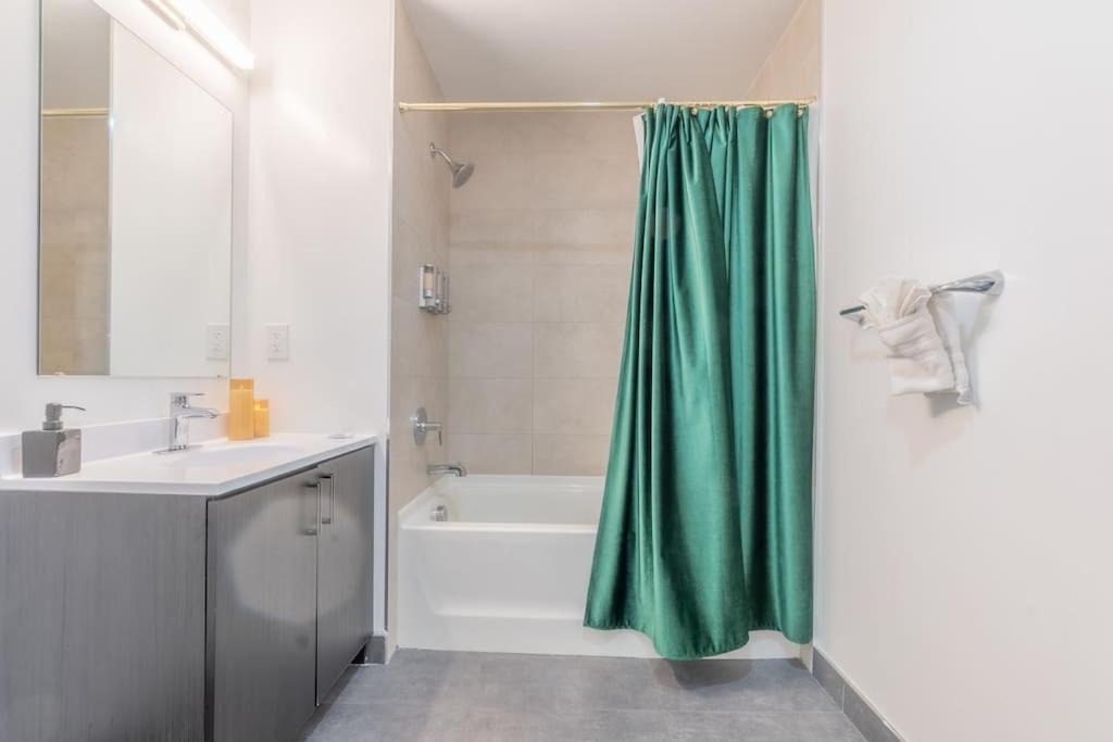 2 Bedroom 2 Bath Suite, Near American Dream And The Airport, Free Parking, King Bed And 2 Queen Beds, Washer And Dryer Orange Eksteriør billede