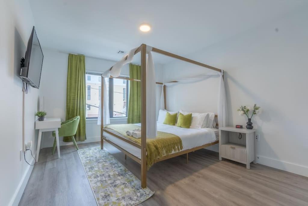 2 Bedroom 2 Bath Suite, Near American Dream And The Airport, Free Parking, King Bed And 2 Queen Beds, Washer And Dryer Orange Eksteriør billede
