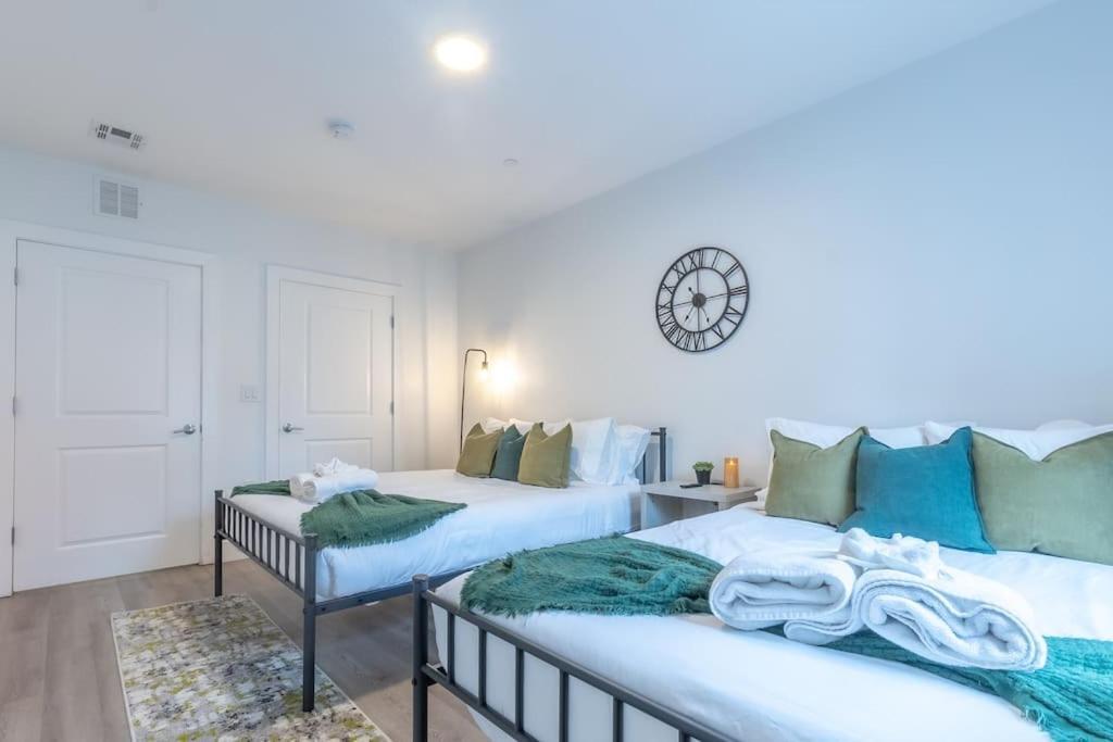 2 Bedroom 2 Bath Suite, Near American Dream And The Airport, Free Parking, King Bed And 2 Queen Beds, Washer And Dryer Orange Eksteriør billede