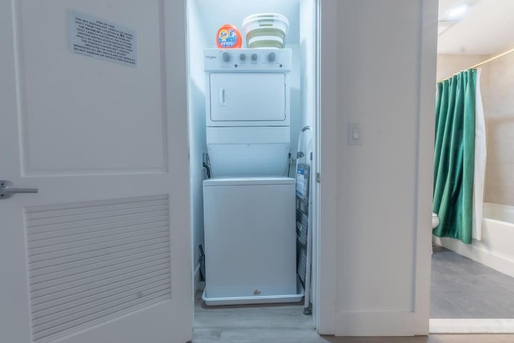 2 Bedroom 2 Bath Suite, Near American Dream And The Airport, Free Parking, King Bed And 2 Queen Beds, Washer And Dryer Orange Eksteriør billede