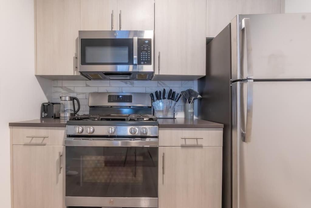 2 Bedroom 2 Bath Suite, Near American Dream And The Airport, Free Parking, King Bed And 2 Queen Beds, Washer And Dryer Orange Eksteriør billede
