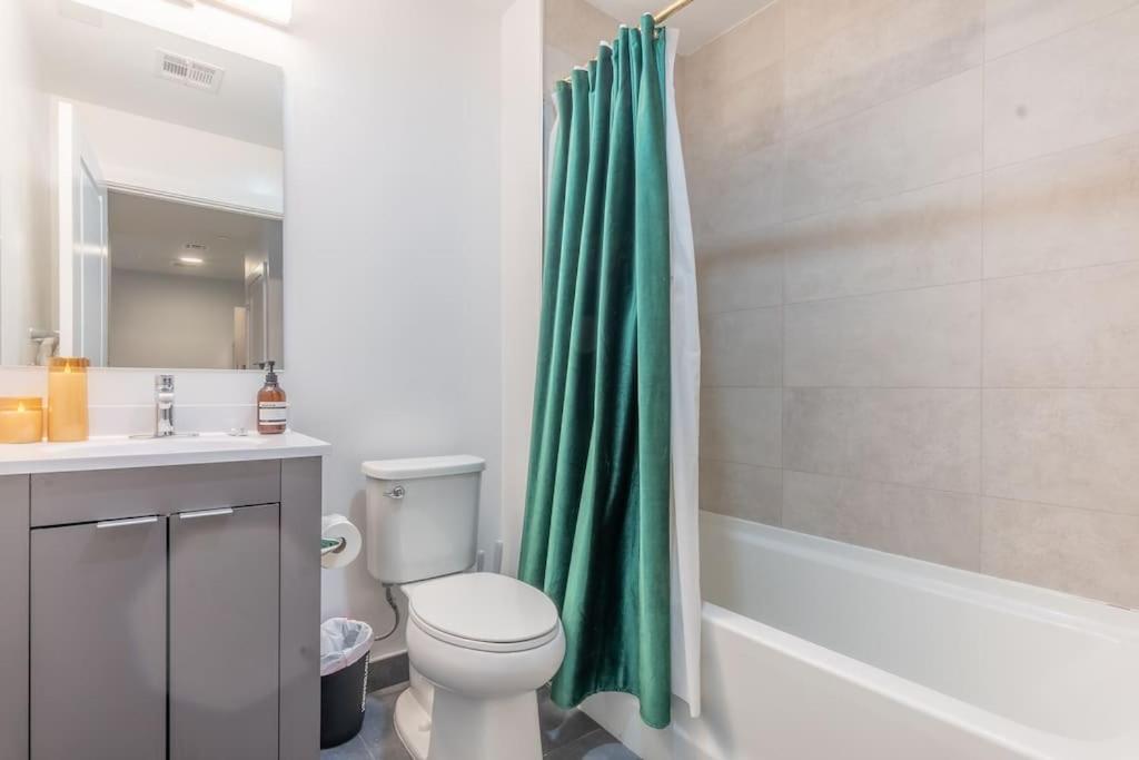 2 Bedroom 2 Bath Suite, Near American Dream And The Airport, Free Parking, King Bed And 2 Queen Beds, Washer And Dryer Orange Eksteriør billede