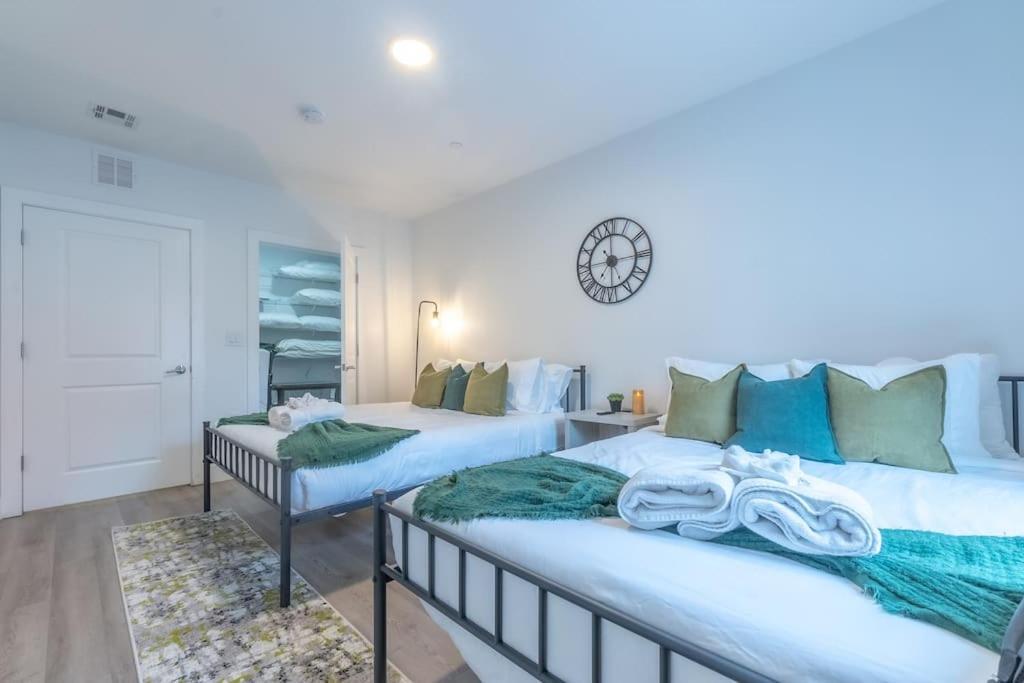 2 Bedroom 2 Bath Suite, Near American Dream And The Airport, Free Parking, King Bed And 2 Queen Beds, Washer And Dryer Orange Eksteriør billede