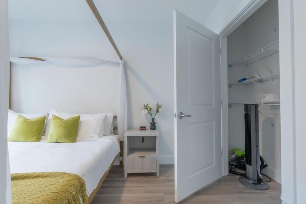 2 Bedroom 2 Bath Suite, Near American Dream And The Airport, Free Parking, King Bed And 2 Queen Beds, Washer And Dryer Orange Eksteriør billede