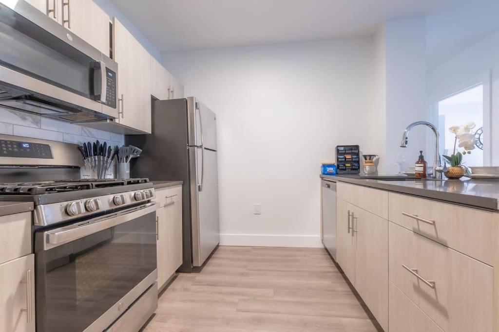 2 Bedroom 2 Bath Suite, Near American Dream And The Airport, Free Parking, King Bed And 2 Queen Beds, Washer And Dryer Orange Eksteriør billede