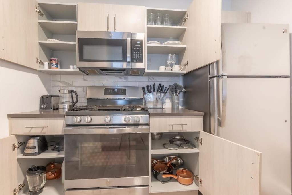 2 Bedroom 2 Bath Suite, Near American Dream And The Airport, Free Parking, King Bed And 2 Queen Beds, Washer And Dryer Orange Eksteriør billede
