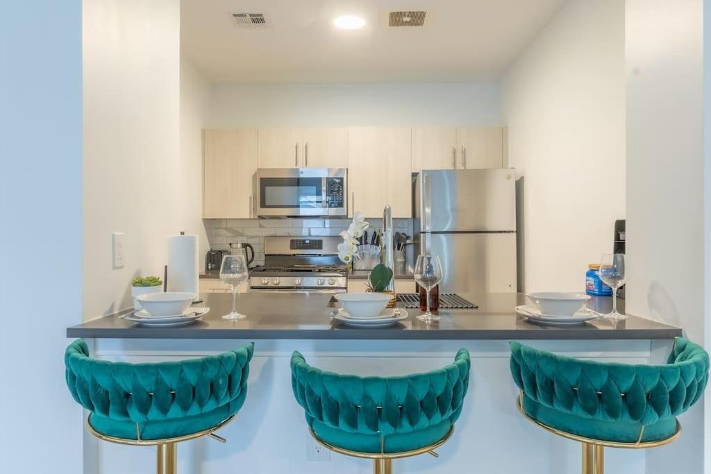 2 Bedroom 2 Bath Suite, Near American Dream And The Airport, Free Parking, King Bed And 2 Queen Beds, Washer And Dryer Orange Eksteriør billede
