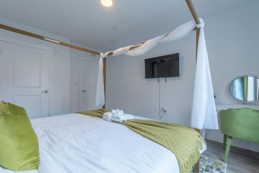 2 Bedroom 2 Bath Suite, Near American Dream And The Airport, Free Parking, King Bed And 2 Queen Beds, Washer And Dryer Orange Eksteriør billede