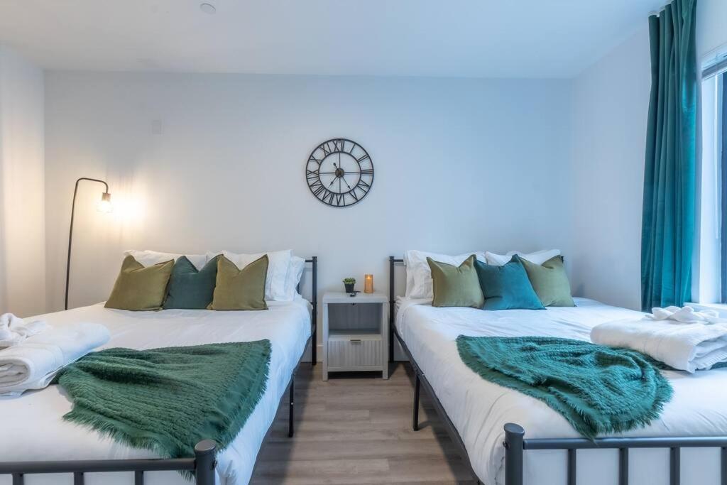 2 Bedroom 2 Bath Suite, Near American Dream And The Airport, Free Parking, King Bed And 2 Queen Beds, Washer And Dryer Orange Eksteriør billede
