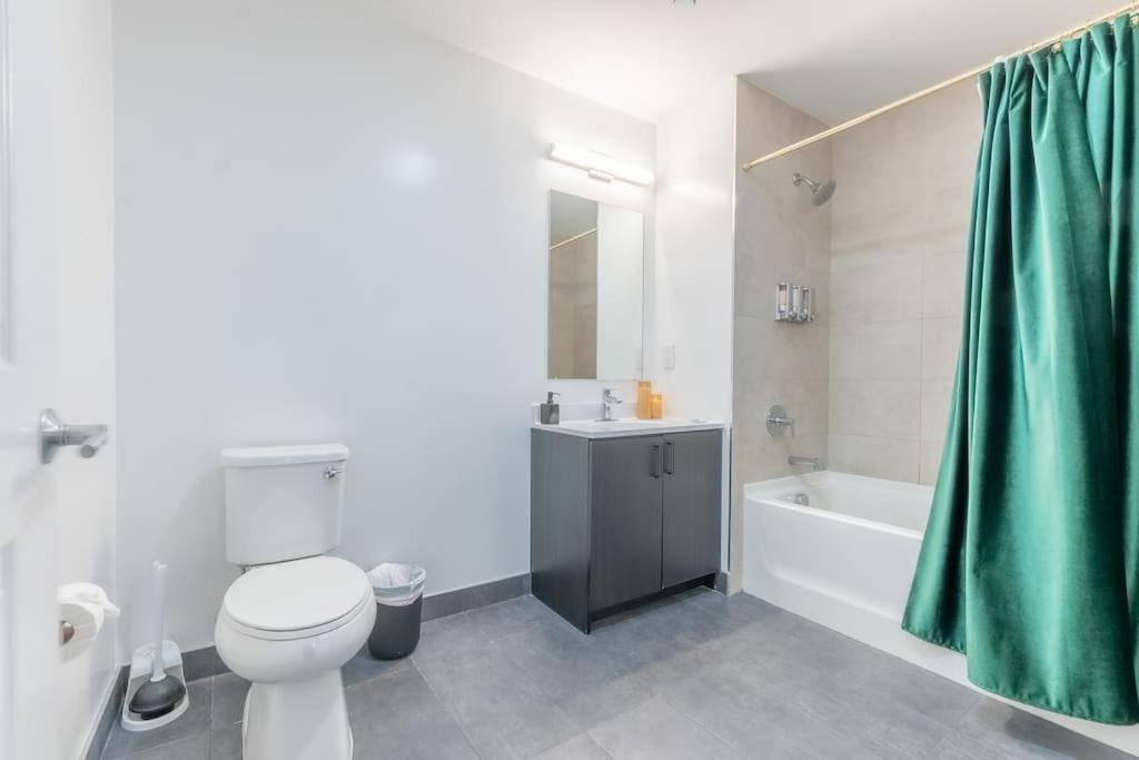 2 Bedroom 2 Bath Suite, Near American Dream And The Airport, Free Parking, King Bed And 2 Queen Beds, Washer And Dryer Orange Eksteriør billede